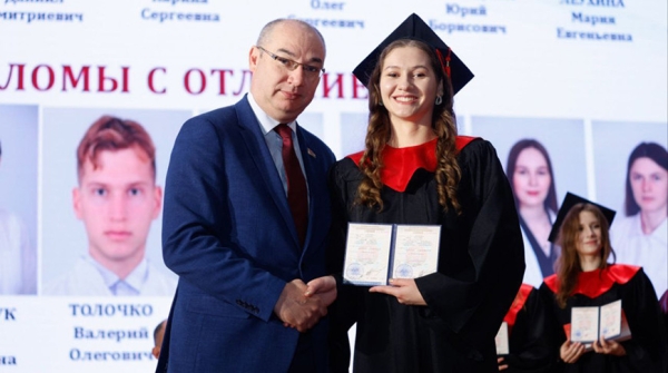 "Главный экзамен впереди". Как напутствовали выпускников БГМУ на церемонии "Гиппократ-2025" 