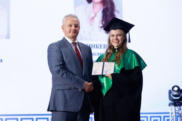 "Главный экзамен впереди". Как напутствовали выпускников БГМУ на церемонии "Гиппократ-2025" 