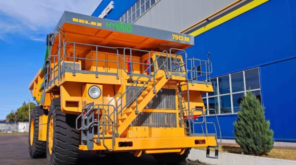 БЕЛАЗ отправил 130-тонный самосвал-гибрид на опытно-промышленные испытания БЕЛАЗ отправил 130-тонный самосвал-гибрид на опытно-промышленные испытания