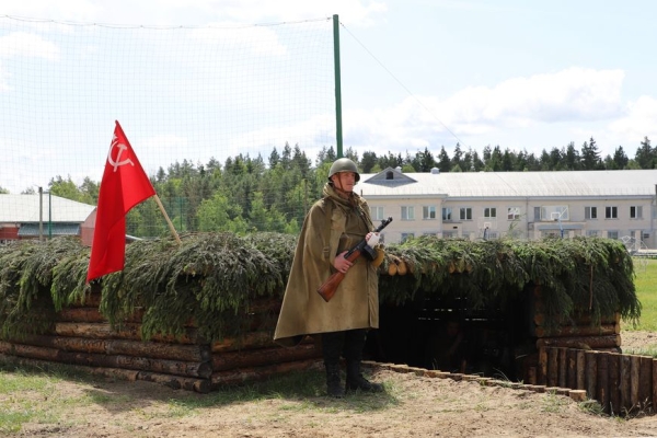 Исправление через творчество. Осужденные одной из колоний представили спектакль по пьесе "Рядовые"
