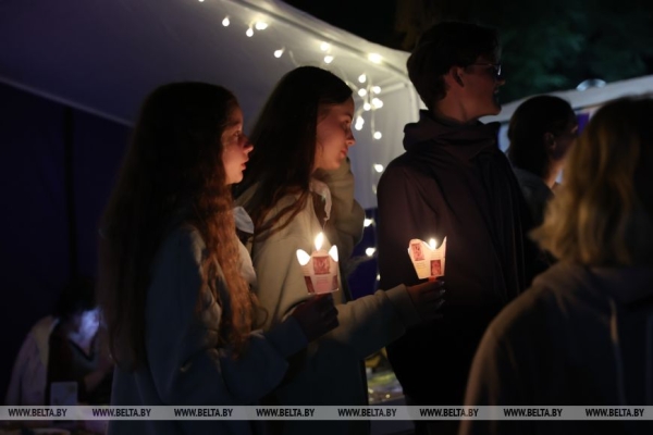 В Будславе верующие стали участниками красивой процессии с копией иконы Матери Божьей Будславской В Будславе верующие стали участниками красивой процессии с копией иконы Матери Божьей Будславской