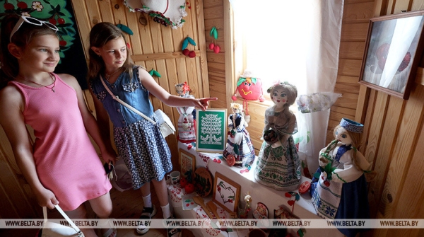 Резиденция Вишневой королевы открылась для встречи гостей на фестивале в Глубоком 