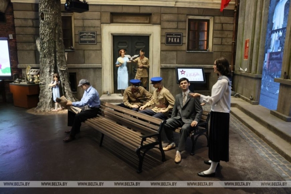 Символы независимости, кадровые перестановки и Купалье на Днепре. Итоги недели Президента