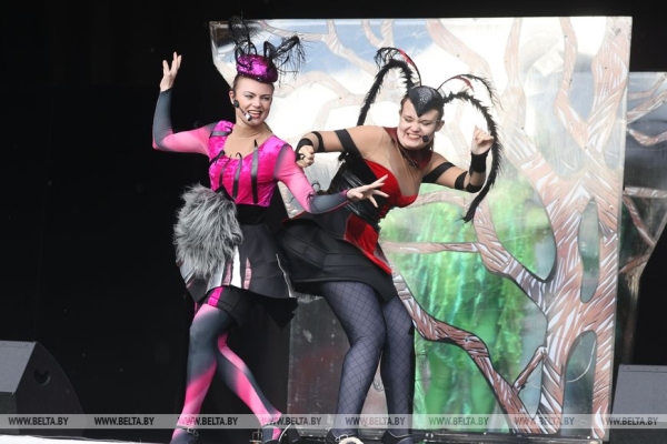 Купаловский театр показал в Минске в формате под открытым небом сказку "Гісторыя шакаладнага дрэва"