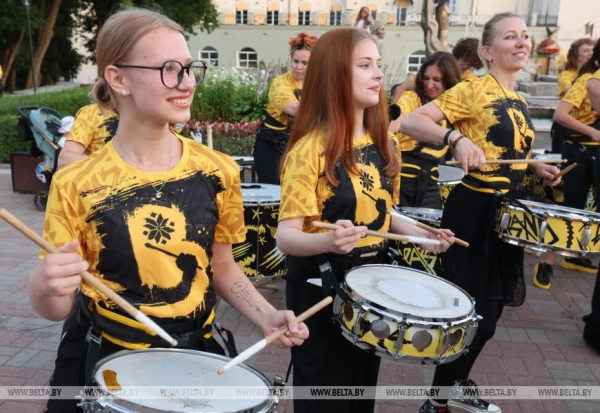 Праздничная атмосфера царит вечером на улицах фестивального Витебска 