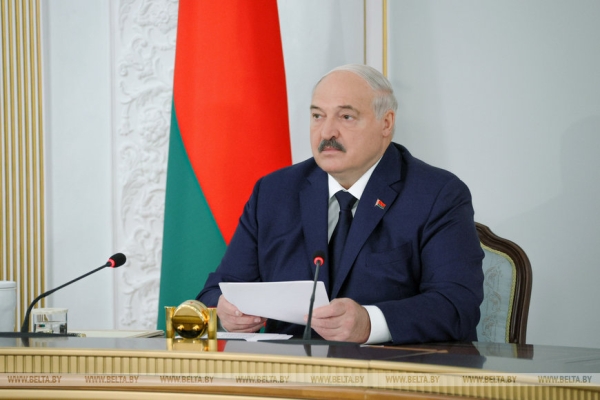 "Мужики, в бой!" Лукашенко требует по-военному решать задачи в ходе нынешней уборочной кампании "Мужики, в бой!" Лукашенко требует по-военному решать задачи в ходе нынешней уборочной кампании