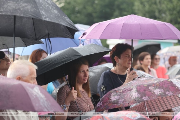 Купаловский театр показал в Минске в формате под открытым небом сказку "Гісторыя шакаладнага дрэва"