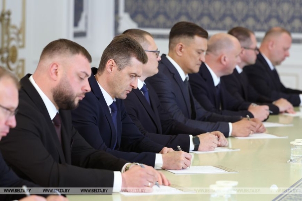 Символы независимости, кадровые перестановки и Купалье на Днепре. Итоги недели Президента