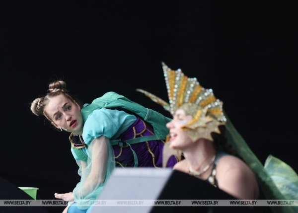 Купаловский театр показал в Минске в формате под открытым небом сказку "Гісторыя шакаладнага дрэва"