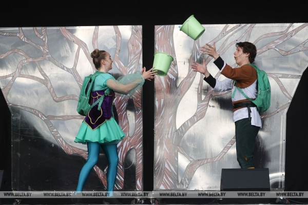 Купаловский театр показал в Минске в формате под открытым небом сказку "Гісторыя шакаладнага дрэва"