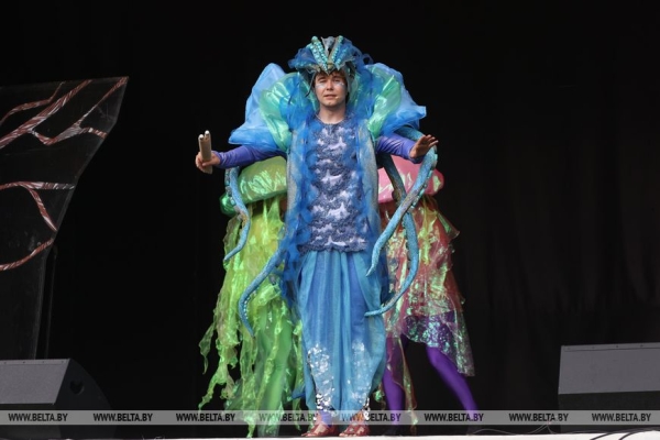 Купаловский театр показал в Минске в формате под открытым небом сказку "Гісторыя шакаладнага дрэва"