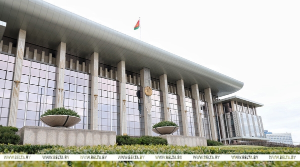 Лукашенко заслушал телефонные доклады главы МЧС и управделами Президента