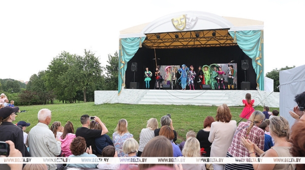 Купаловский театр показал в Минске в формате под открытым небом сказку "Гісторыя шакаладнага дрэва"