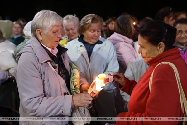 В Будславе верующие стали участниками красивой процессии с копией иконы Матери Божьей Будславской В Будславе верующие стали участниками красивой процессии с копией иконы Матери Божьей Будславской