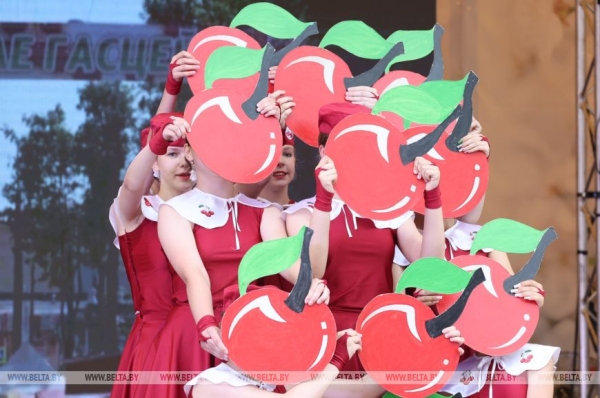 "Вішнёвая квецень сяброўства". Гала-концерт ягодного фестиваля прошел в Глубоком
