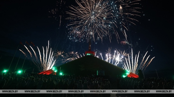 Курган Славы в День Независимости удивил исторической видеопроекцией и красочным фейерверком 