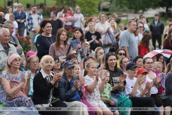 Купаловский театр показал в Минске в формате под открытым небом сказку "Гісторыя шакаладнага дрэва"