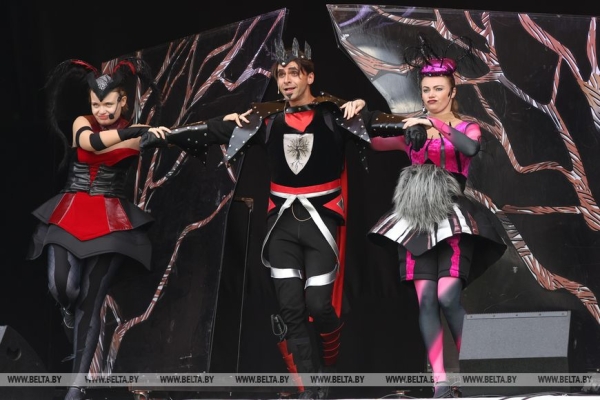 Купаловский театр показал в Минске в формате под открытым небом сказку "Гісторыя шакаладнага дрэва"