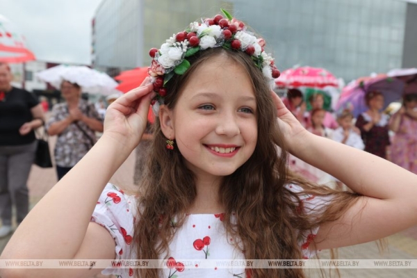 "Вішнёвая квецень сяброўства". Гала-концерт ягодного фестиваля прошел в Глубоком