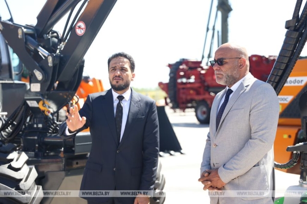 Ливийская делегация ознакомилась с экспозицией белорусской техники у "Белэкспо"