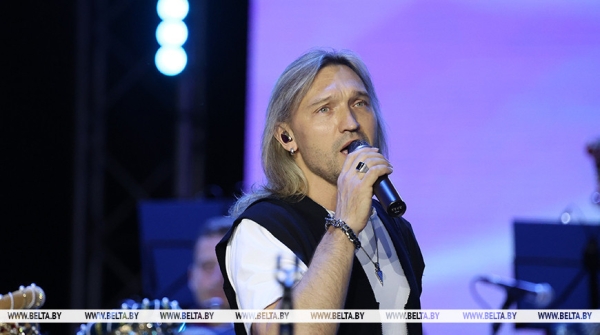 "Эти песни будут вечны". Петр Елфимов на сольнике в Витебске о наследии Мулявина