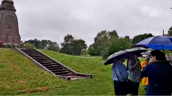 В Латвии жители вышли на митинг против сноса русских памятников