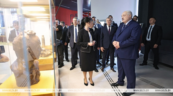 Символы независимости, кадровые перестановки и Купалье на Днепре. Итоги недели Президента