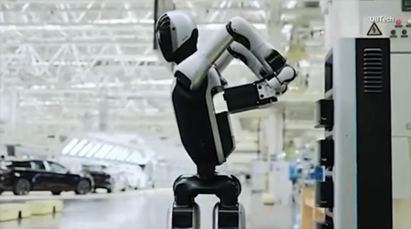 Китайская компания представила робота-гуманоида, способного заменить себе батарею 