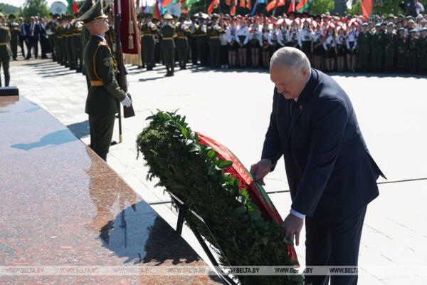 Символы независимости, кадровые перестановки и Купалье на Днепре. Итоги недели Президента