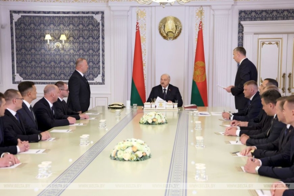 Символы независимости, кадровые перестановки и Купалье на Днепре. Итоги недели Президента