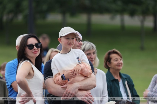 Купаловский театр показал в Минске в формате под открытым небом сказку "Гісторыя шакаладнага дрэва"