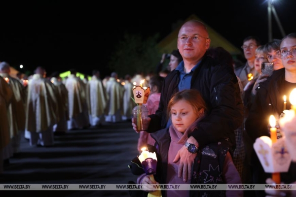 В Будславе верующие стали участниками красивой процессии с копией иконы Матери Божьей Будславской В Будславе верующие стали участниками красивой процессии с копией иконы Матери Божьей Будславской