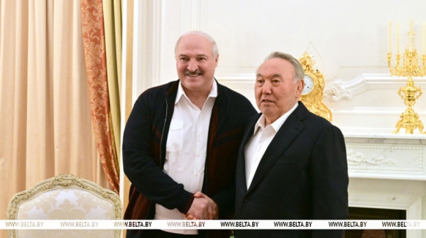 "Пусть Ваши мудрость и опыт продолжают вдохновлять окружающих". Лукашенко поздравил Назарбаева с юбилеем