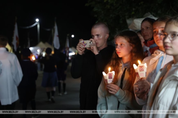 В Будславе верующие стали участниками красивой процессии с копией иконы Матери Божьей Будславской В Будславе верующие стали участниками красивой процессии с копией иконы Матери Божьей Будславской