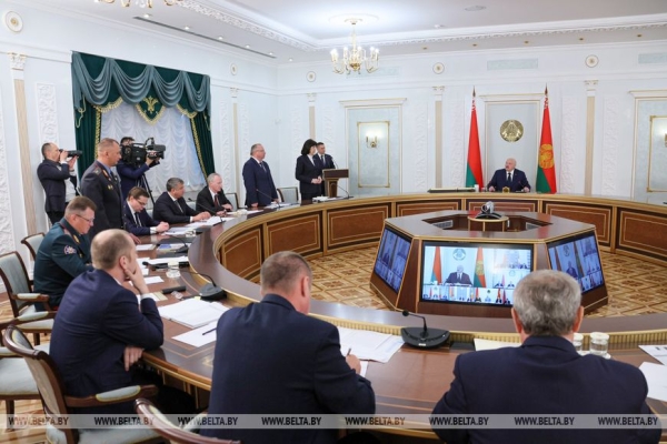 "Мужики, в бой!" Лукашенко требует по-военному решать задачи в ходе нынешней уборочной кампании "Мужики, в бой!" Лукашенко требует по-военному решать задачи в ходе нынешней уборочной кампании