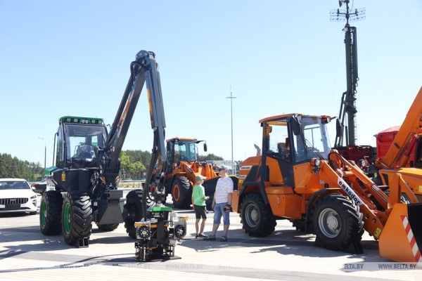 Ливийская делегация ознакомилась с экспозицией белорусской техники у "Белэкспо"