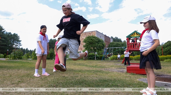 Третья оздоровительная смена проходит в детских лагерях 