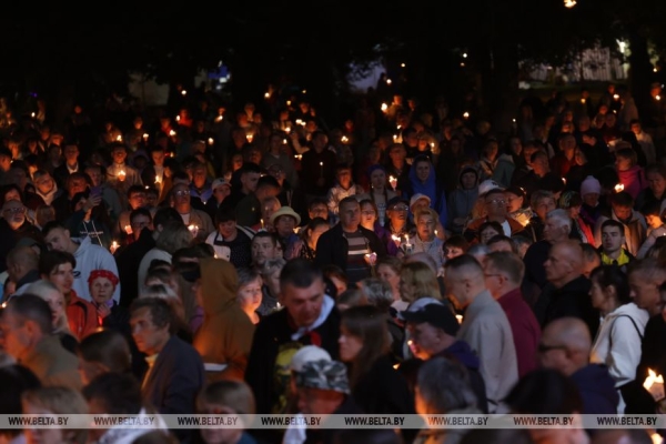 В Будславе верующие стали участниками красивой процессии с копией иконы Матери Божьей Будславской В Будславе верующие стали участниками красивой процессии с копией иконы Матери Божьей Будславской