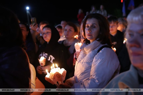 В Будславе верующие стали участниками красивой процессии с копией иконы Матери Божьей Будславской В Будславе верующие стали участниками красивой процессии с копией иконы Матери Божьей Будславской