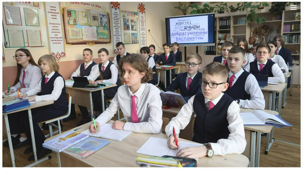 "Человеческое к вам требование". Как, по мнению Лукашенко, должны одеваться белорусские школьники 