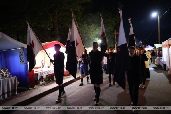 В Будславе верующие стали участниками красивой процессии с копией иконы Матери Божьей Будславской В Будславе верующие стали участниками красивой процессии с копией иконы Матери Божьей Будславской