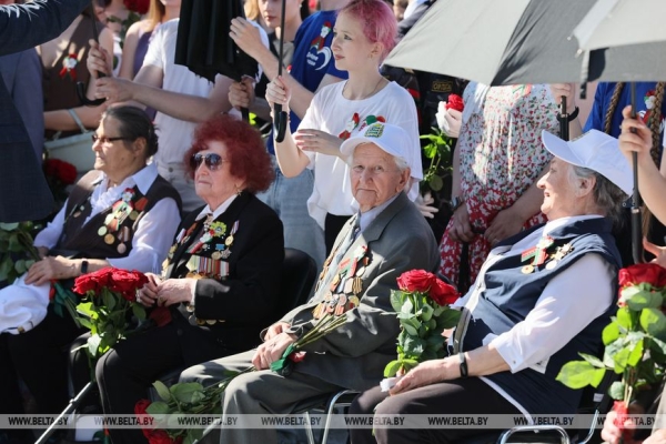 Символы независимости, кадровые перестановки и Купалье на Днепре. Итоги недели Президента