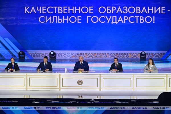 "Человеческое к вам требование". Как, по мнению Лукашенко, должны одеваться белорусские школьники 