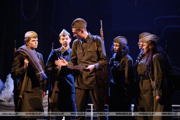 Премьерный показ спектакля "А зори здесь тихие..." прошел в Могилевском облдрамтеатре