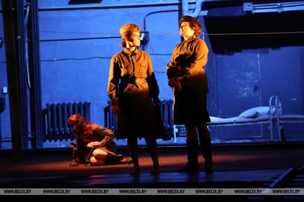 Премьерный показ спектакля "А зори здесь тихие..." прошел в Могилевском облдрамтеатре