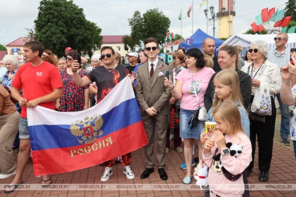 "Вішнёвая квецень сяброўства". Гала-концерт ягодного фестиваля прошел в Глубоком