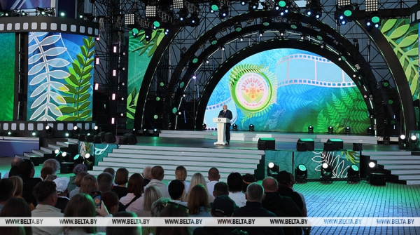 Символы независимости, кадровые перестановки и Купалье на Днепре. Итоги недели Президента