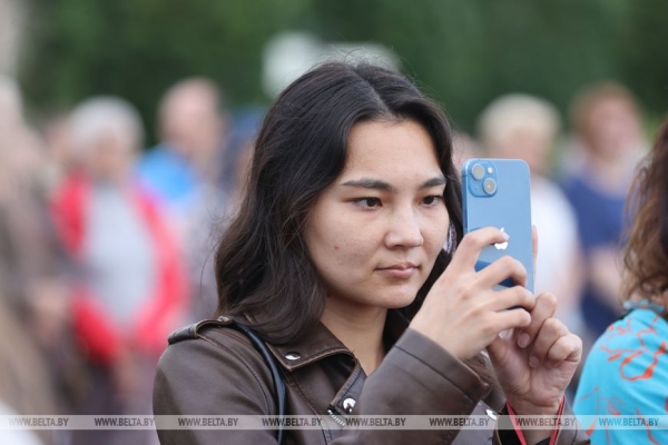 Купаловский театр показал в Минске в формате под открытым небом сказку "Гісторыя шакаладнага дрэва"