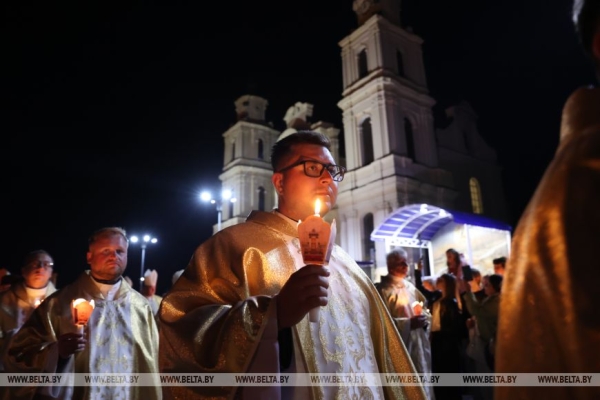 В Будславе верующие стали участниками красивой процессии с копией иконы Матери Божьей Будславской В Будславе верующие стали участниками красивой процессии с копией иконы Матери Божьей Будславской