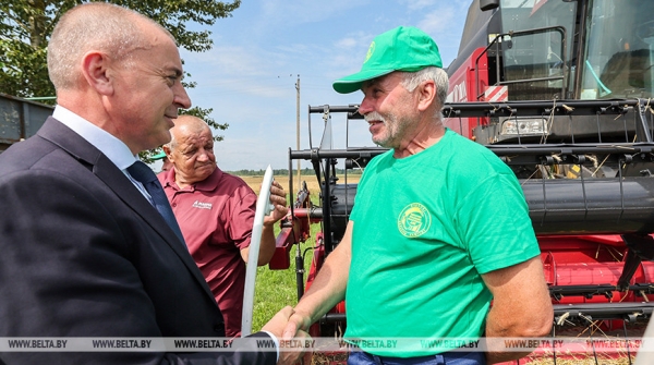 Помощник Президента аграриям Чашникского района: техника, топливо есть, теперь на жатве дело за вами